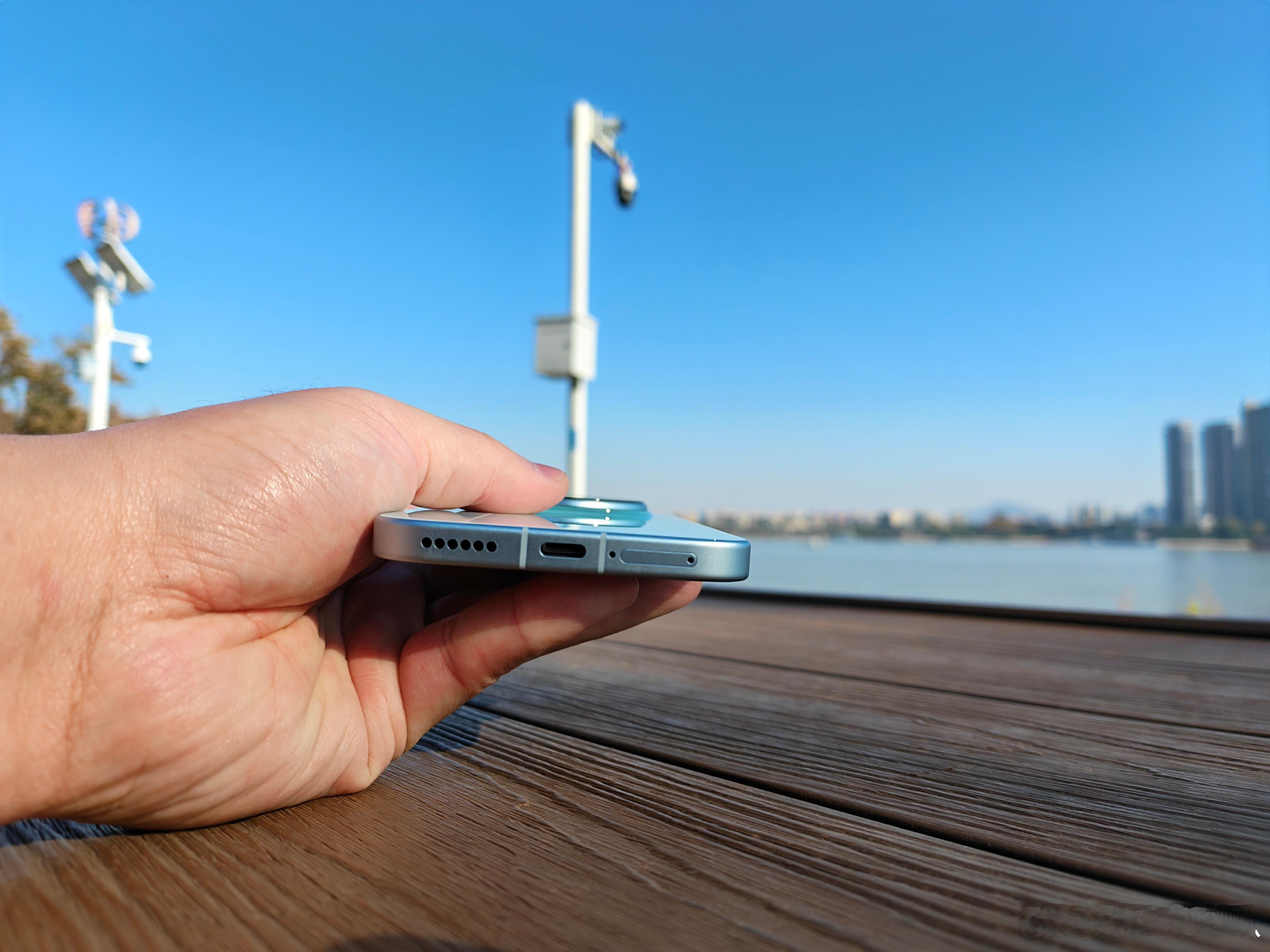 「天青色等烟雨」这句歌词里的诗意，终于被荣耀Magic8凝练成掌心艺术这个天青釉