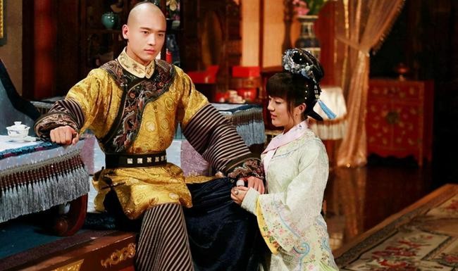 1650年，39岁的多尔衮骑马摔下来，不治身亡。顺治得知后，立马封他为皇帝，还四