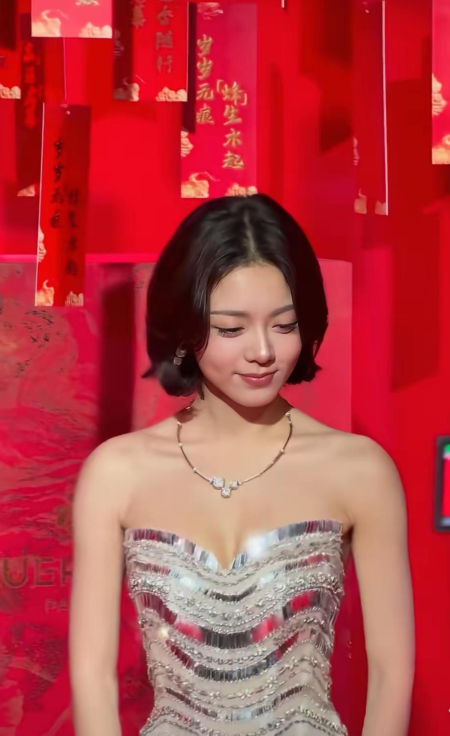 我打从一开始就没觉得她美，也不觉得她演技有多出神入化，那身高更是明显的短板，所以