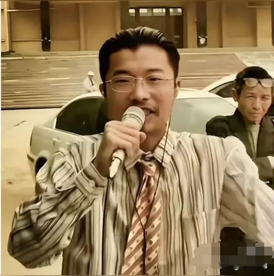 郭有才的国学人设塌了。我查到他小学毕业就辍学，转头却以“国学传播者”自居。网