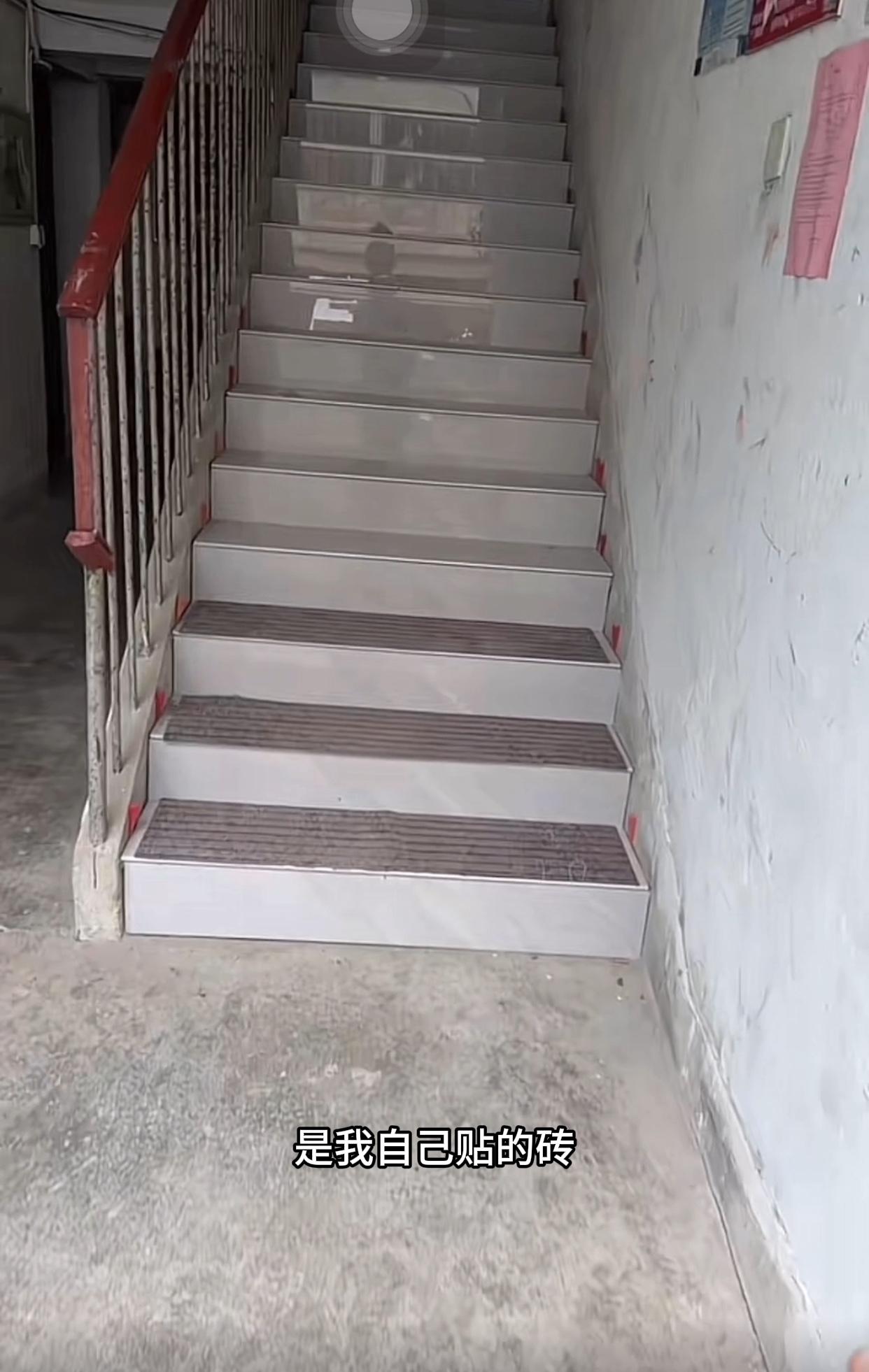 江苏南京，一网友分享，她的房子在二楼，在给房子装修时，她就把公共楼梯也装修了，整