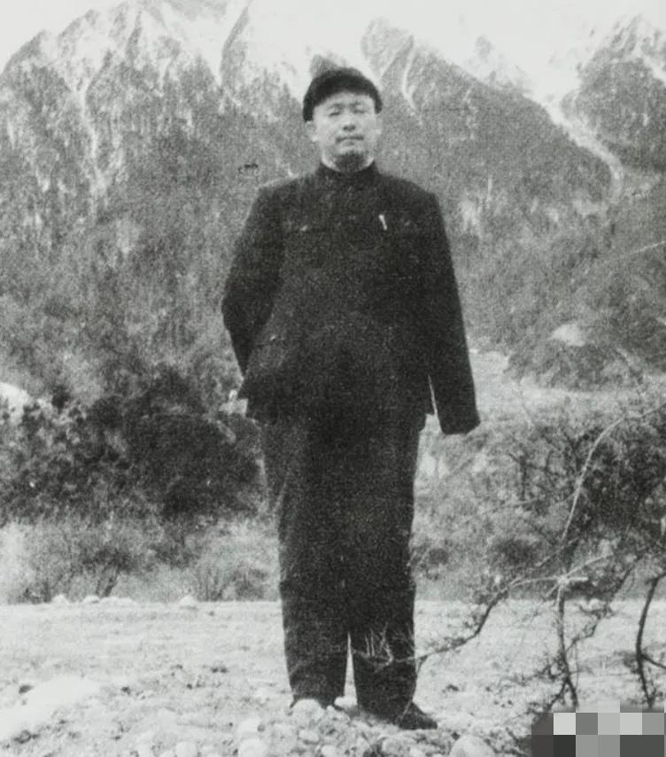 粉碎“四人帮”的消息公布后，大家都纷纷鼓掌，拍手称快！但是，有一位副总理却