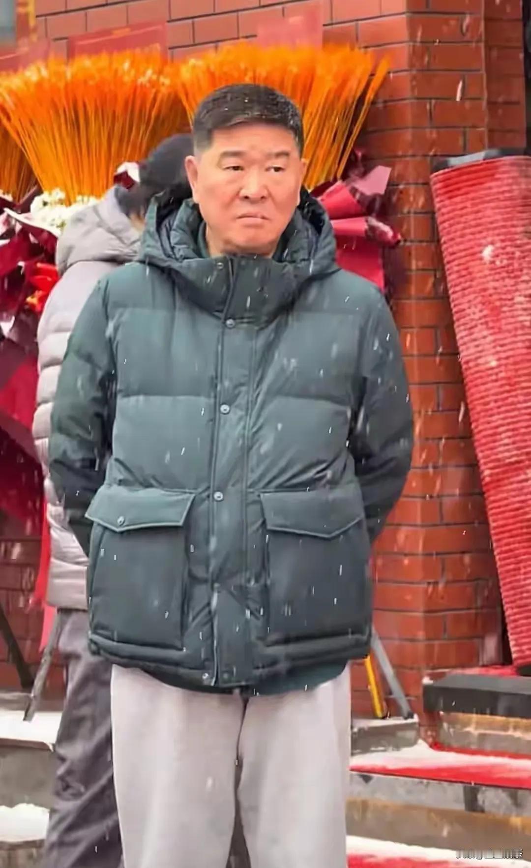 59岁的邹德江，近日现身某县城饭店开业现场，深色西装难掩鬓角白发，在寒风中为小店