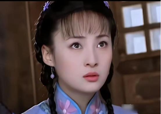 黄磊后来回忆说：当年蒋勤勤刚进大学第一天，整个校园都轰动了。我直接翘课，高晓松也