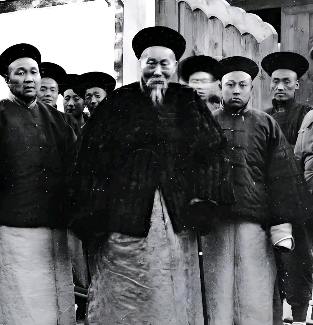 1901年，大清国正忙着给八国联军赔款。一个被通缉的福建举人，却带着1118个农