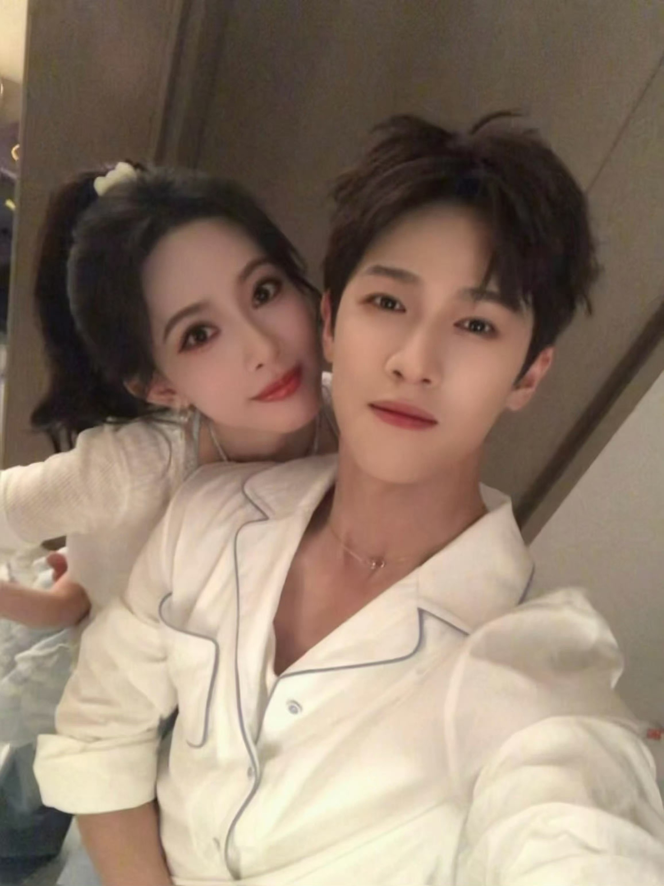 孟子义李昀锐尚公主情侣自拍这组情侣自拍氛围感直接拉满，两个人的状态松弛又亲昵，互