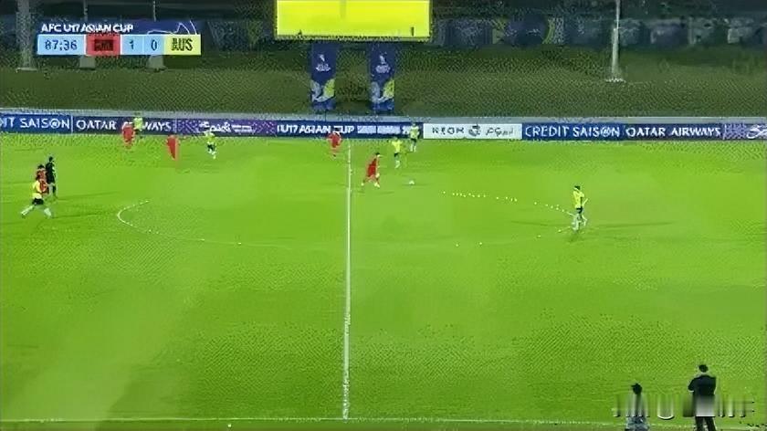 U17国足碾压澳大利亚一个非常经典的镜头，澳大利亚已经2名主力抽筋踢不了了，此时