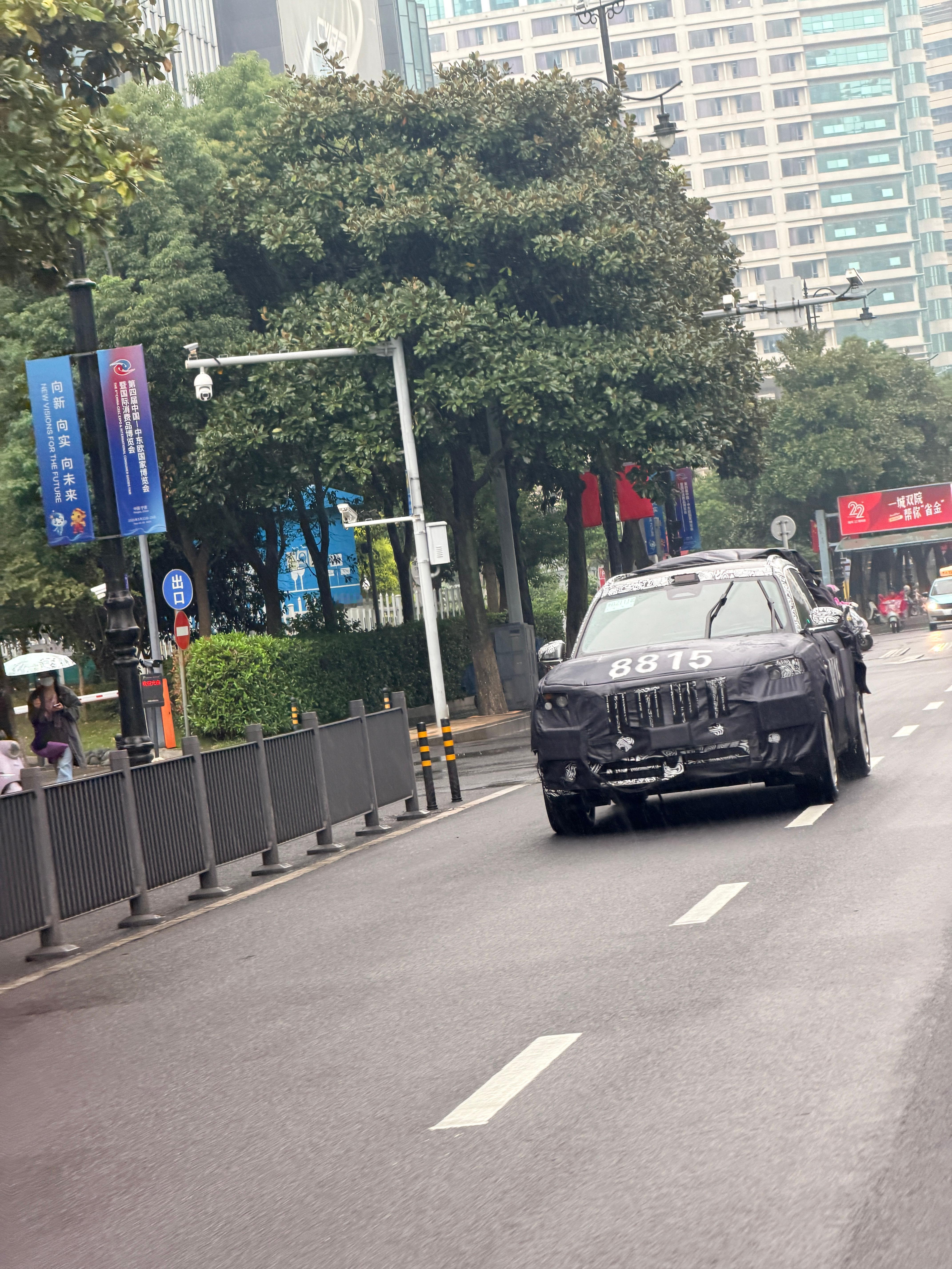 路上遇到伪装车谁能告诉我这是啥车​​​