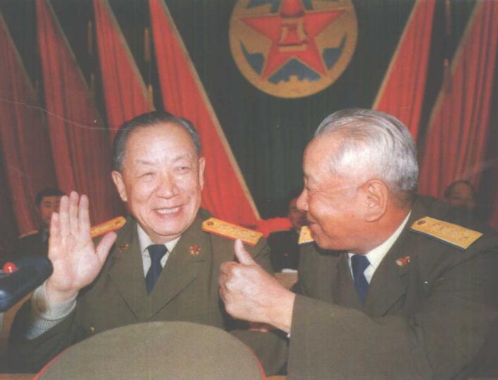 1989年11月，两位上将军在空军“8910”演习总结大会上。他们都是参加过抗美