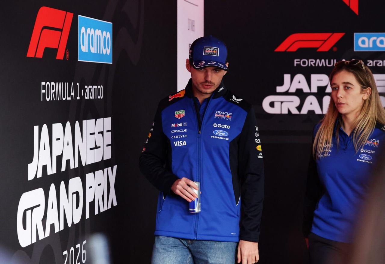 红牛车队车手马克斯·维斯塔潘在日本大奖赛记者会上，将《卫报》记者贾尔斯·理查兹请