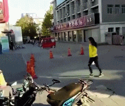 搞笑GIF: 老板有人来砸场子了, 是个女的, 砸完场子甚至还卖萌