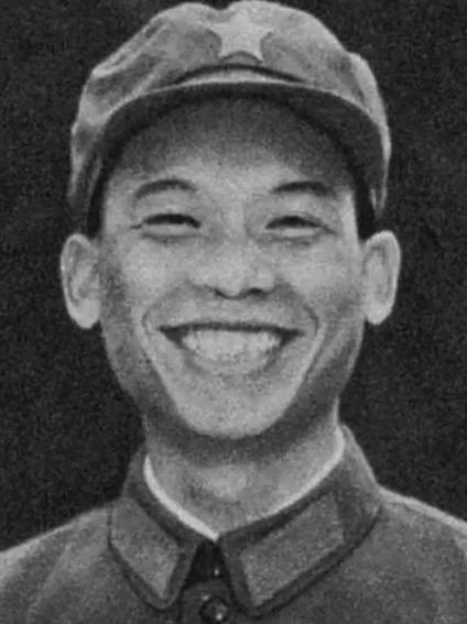 🌞1979年，解放军一名走失的战士正在越南的农田里挖红薯，突然迎面冲过来七