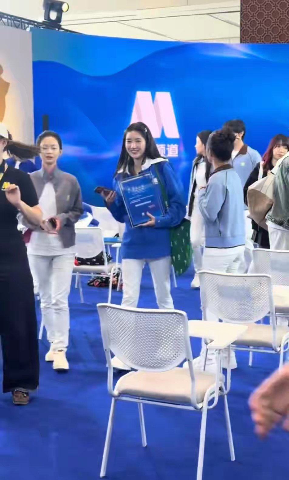 王玉雯在人群中好突出啊