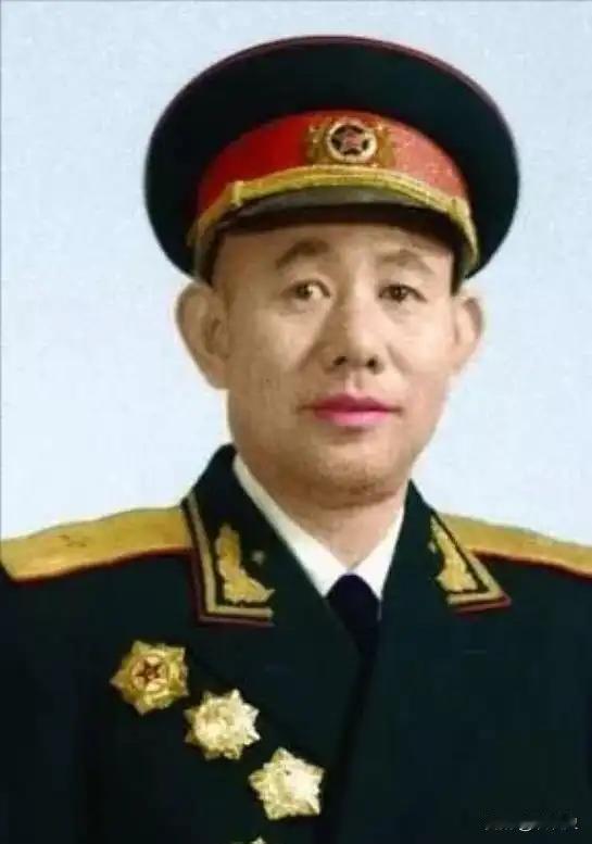 1951年，一群志愿军战士在撤退时，猛然发现眼前狭隘的小山谷里，竟然出现了成千上