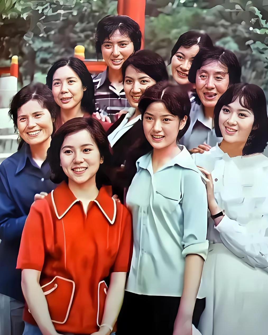 这张珍贵合影汇聚一众八十年代美女演员，个个笑意盈盈，精气神十足。衣着朴素简