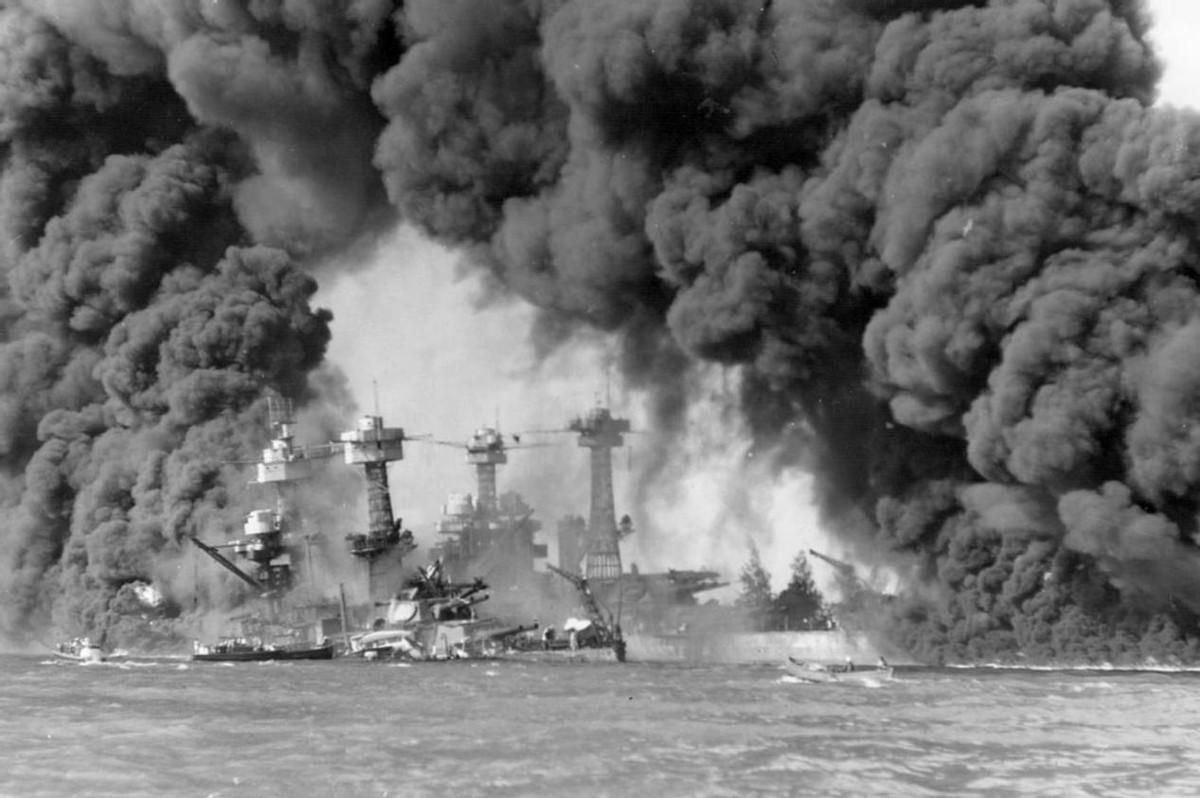 1941年12月7日，日本炸了珍珠港。2403名美国人当场死亡，太平洋舰队几乎全