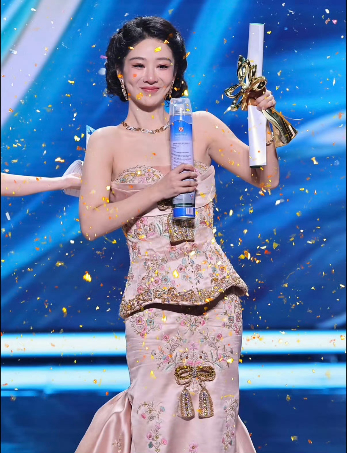 杨紫哭了本观众也哭了杨紫白玉兰视后获奖感言：感谢正午阳光，侯鸿亮先生和化冰姐，