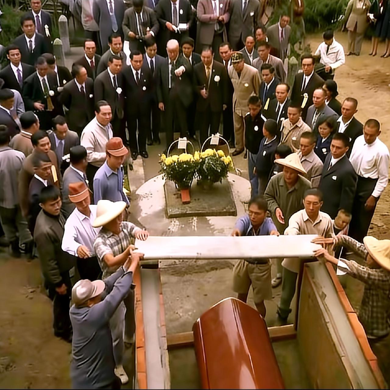 1973年，莫那·鲁道的葬礼之上，一张罕见的留影。镜头之中，他的棺椁正被缓缓放入