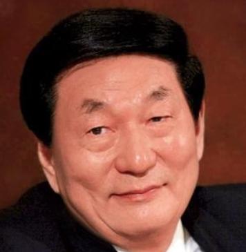 朱镕基曾在公开演讲中，说他儿子十几岁时，从计委门口垃圾堆捡回一张废弃旧油毡，打算