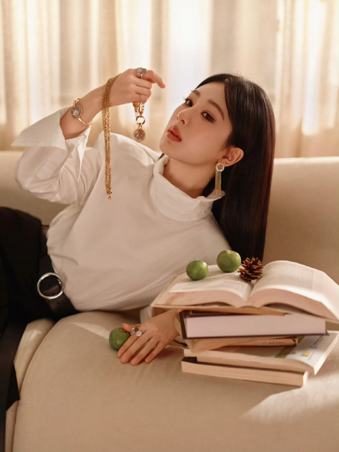 #金鹰奖出图#今晚的金鹰奖，造型先声夺人。奖项还没颁，红毯已经赢了。​