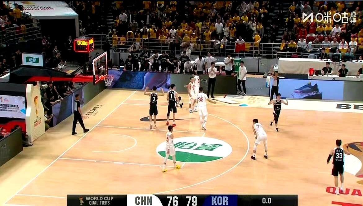 正视差距！！中国男篮主场4分惜败韩国男篮，我看清了这三名球员。周琦作为内线核