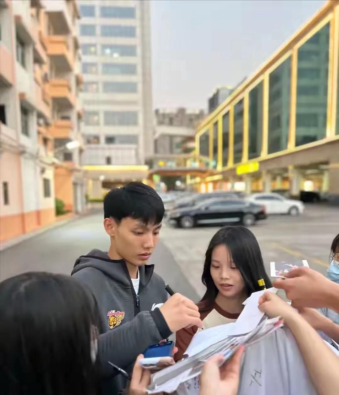 我想对举报徐杰的小女孩说：一，你在网上爆料徐杰的出轨和赌球，是不是