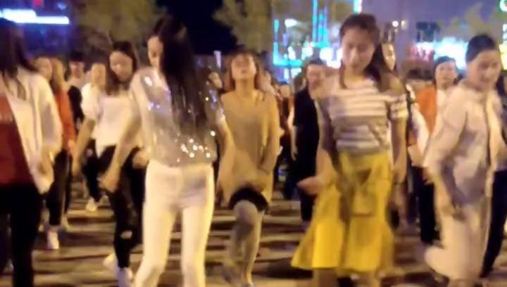 迪厅是不是最近涨价了,怎么美女都跑到广场上来跳舞了