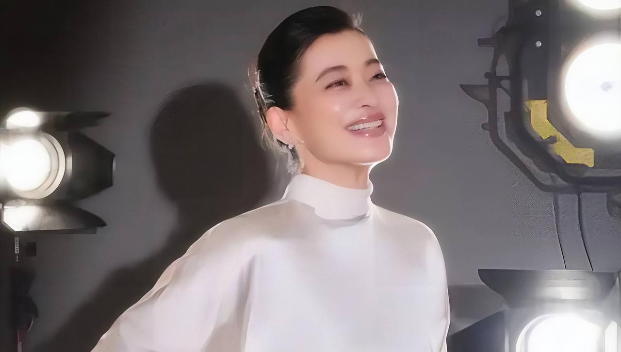 51岁梅婷现状：不晒名包晒菜园，这才是顶级炫富？你敢信吗？别人退圈晒名牌，5