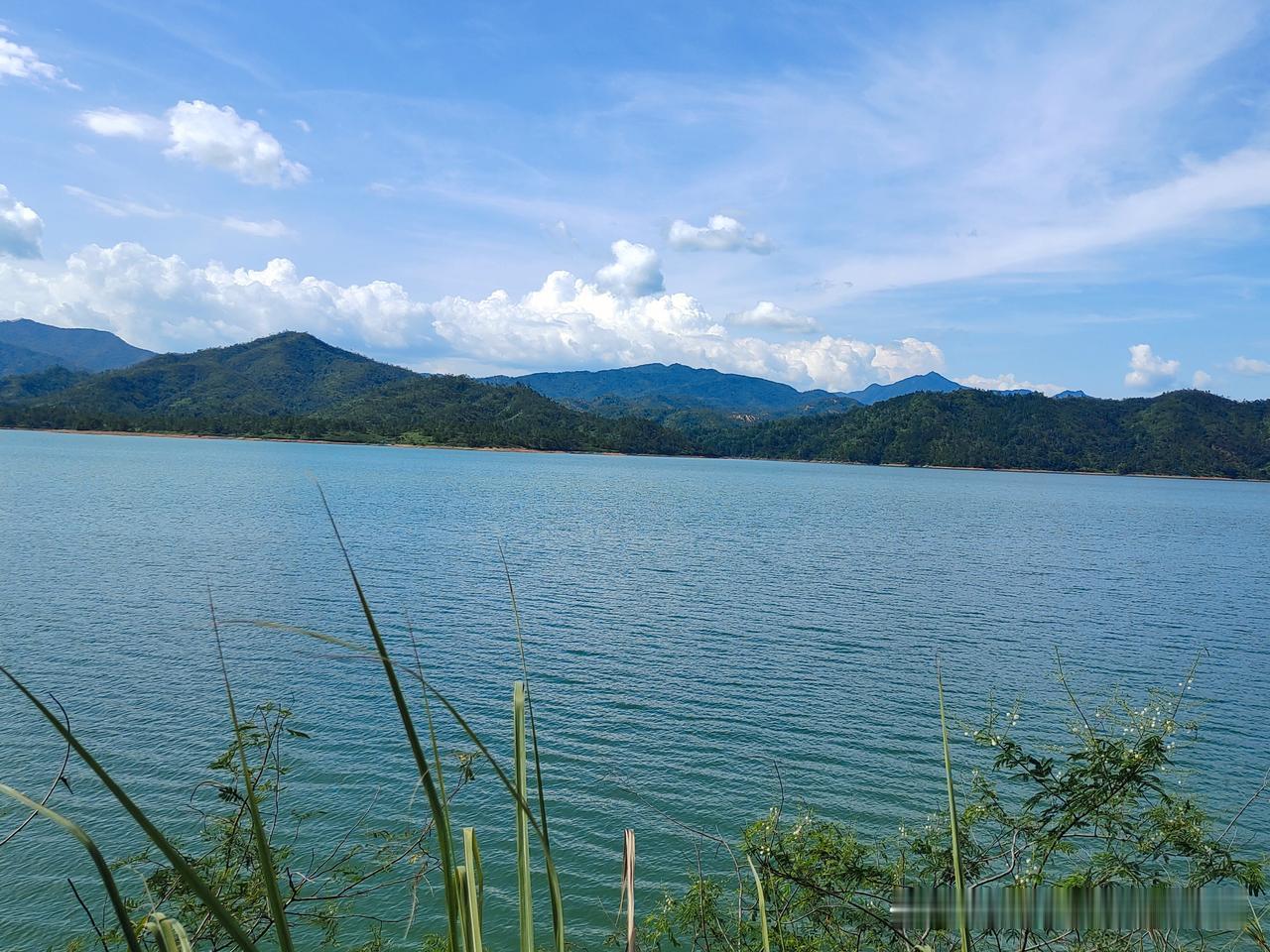 很多人都说回农村养老，回农村建房子，这样的想法不是无道理，农村空气好，水好，无污
