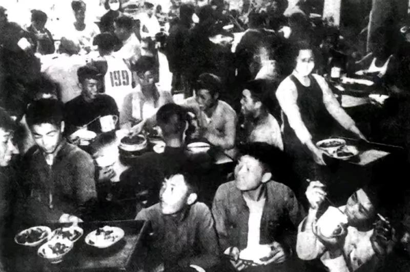 1954年夏天，大生源油厂炊事员毛善庆创造了历史记录：出饭率达到了惊人的四斤一两