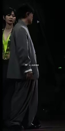 陈奕迅这表情真是让人捉摸不透了！在演唱会上，他和周笔畅合唱歌曲，唱到动情时，周笔