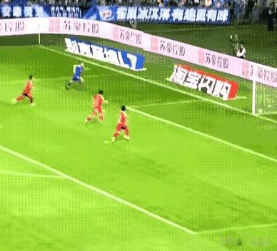 灯还没灭时，小小的身影在雨里停球、趟球、冲刺，摔倒三次，爬起四次，护腿板全是泥。