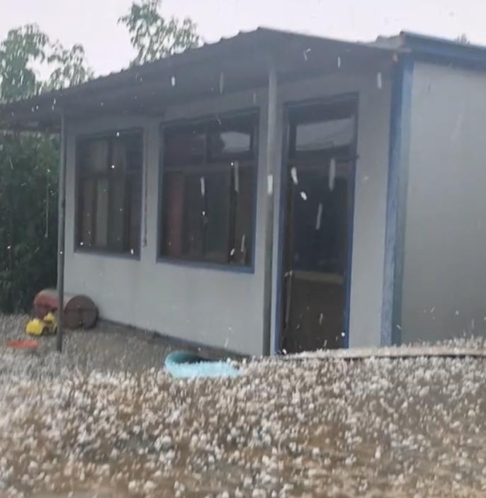 河北多地遇强对流天气 冰雹有鸡蛋大小