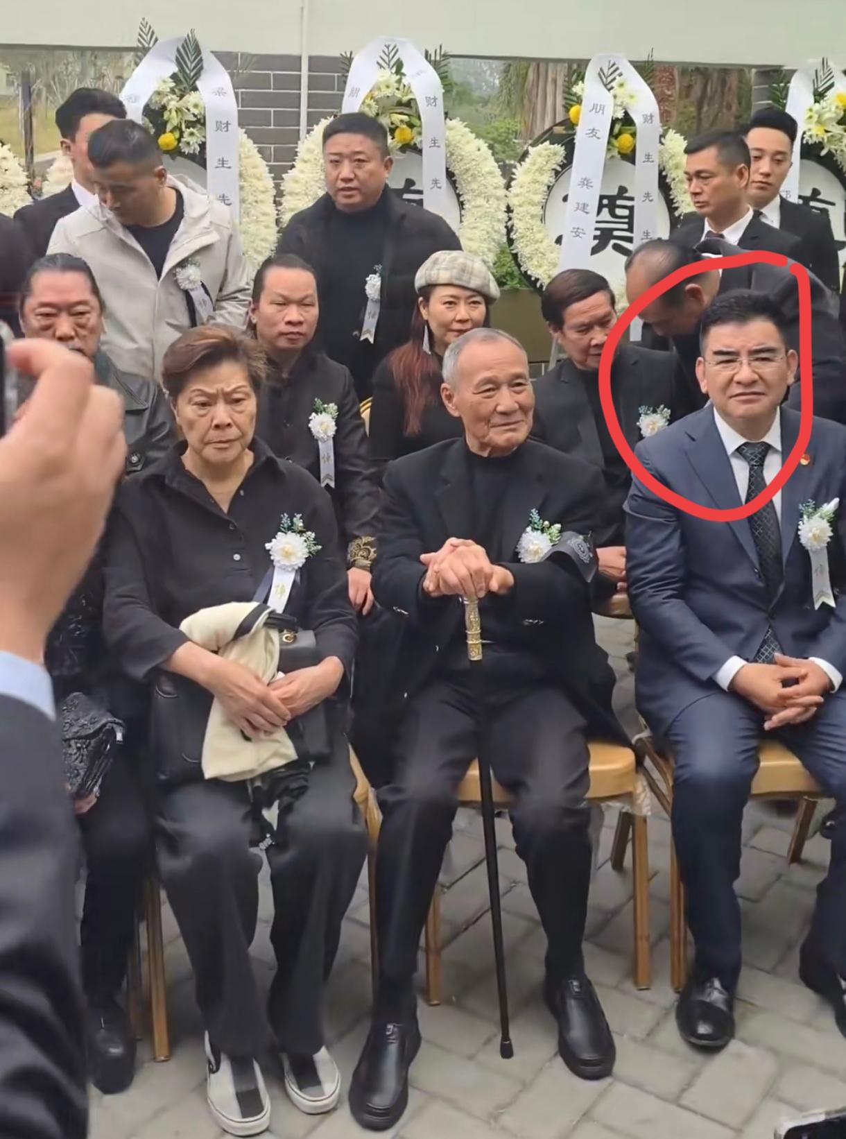 演员梁小龙离世吊唁现场发生了一件奇怪的事情，一生爱做慈善的老板陈光标也在现场。他