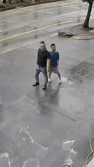 这爹当的，你倒是先把儿子拽过来呀，先躲了，蒙圈了吧。[汗]