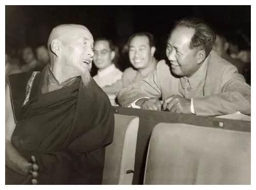 1954年，主席与佛教协会会长喜饶嘉措，展开了一段有意思的对话。主席：“人生真的