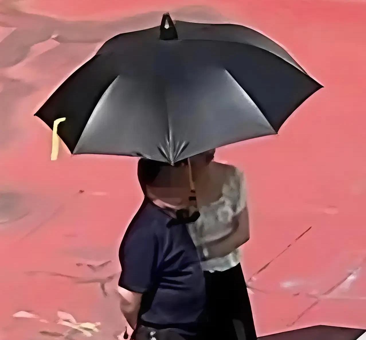 厦门"女教师撑伞"事件，最让人寒心的是校方的那句"是父女"！一段视频火了——