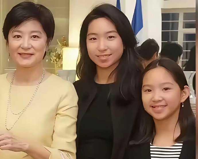 林青霞和她的两个女儿。