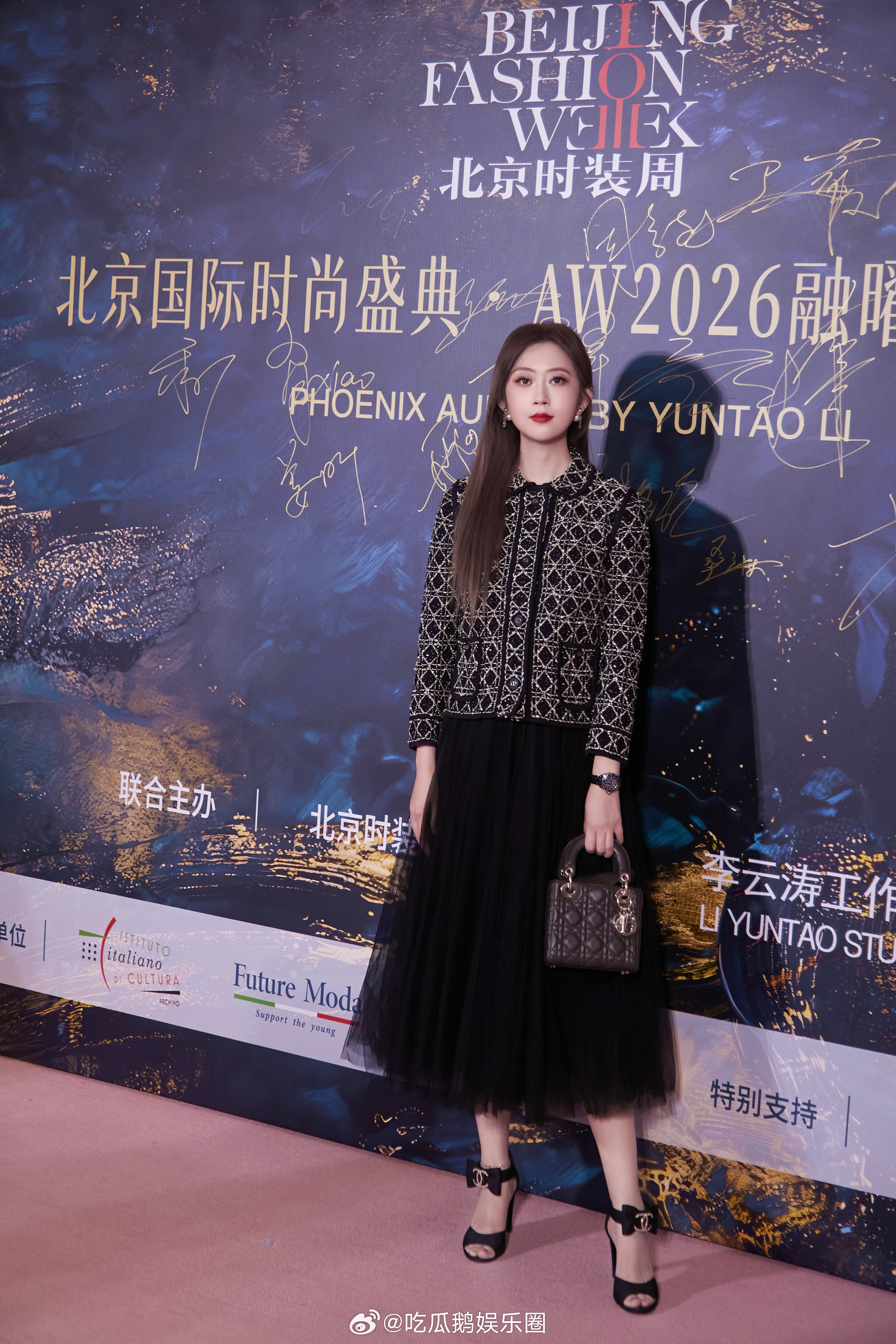 刘芊螢时装周深色迪奥套装北京时装周造型十分吸睛，刘芊螢身着深色迪奥套装，简约大气