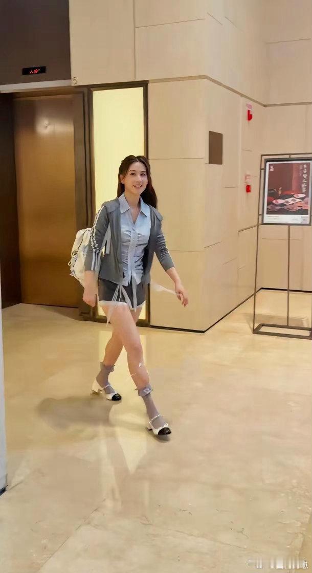 黄圣依状态格外亮眼，满满青春少女气息，完全看不出已是四十岁模样