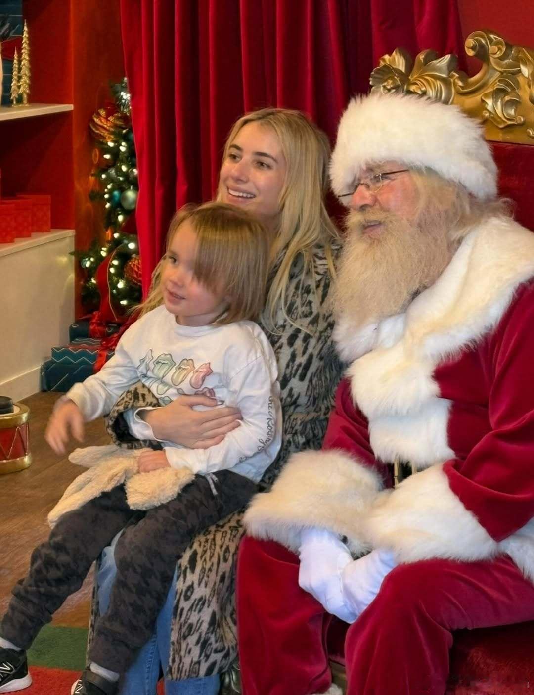 EmmaRoberts艾玛罗伯茨和儿子Rhodes过圣诞！每年的保留节目：跟圣