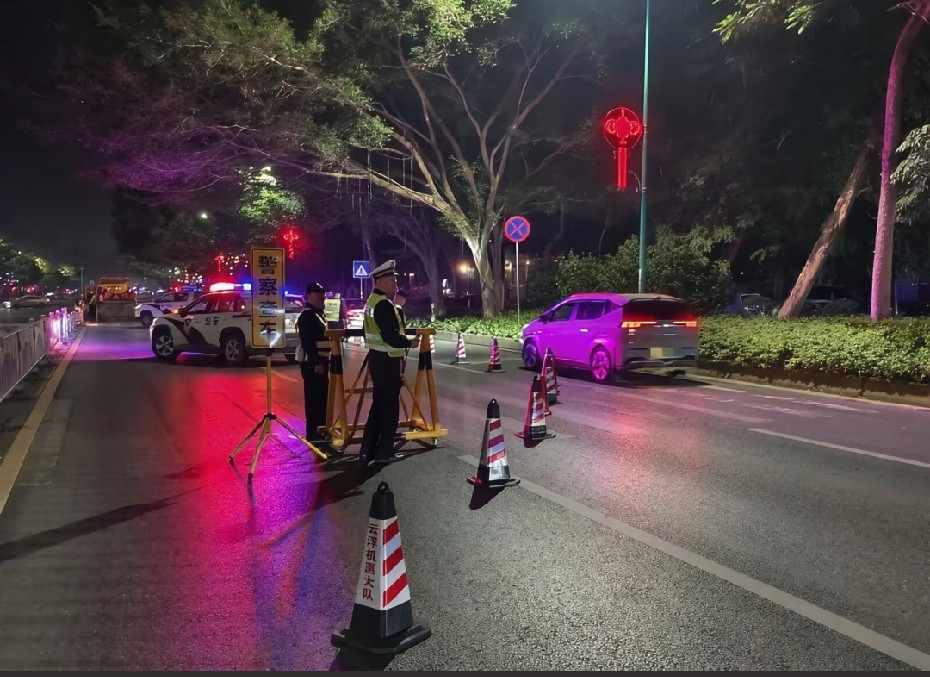 安徽一男子酒驾被交警拦下，吹气前不慌不忙掏出一张卡片递过去。交警一看，上面写着：“本人今晚饮酒，一切