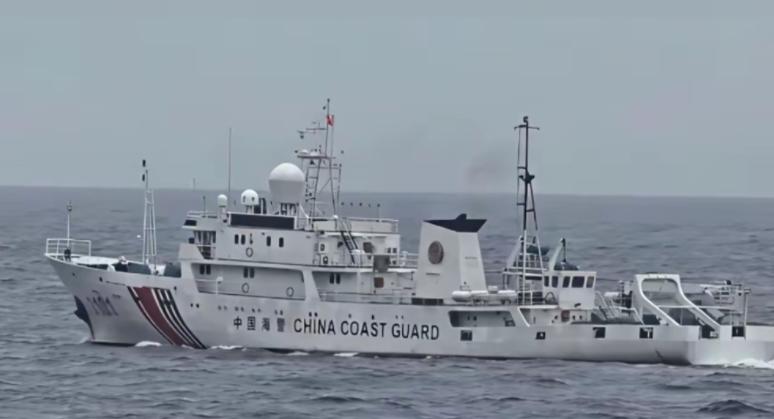 东沙爆发激烈对峙，台中舰威胁采取行动后，直接提速对着大陆海警船冲了过去，奉命撞舰
