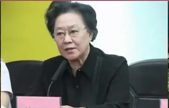 论你自己说你的的辈分大，管侯宝林叫师哥。那么，我想请问，你们都是哪个门里的，