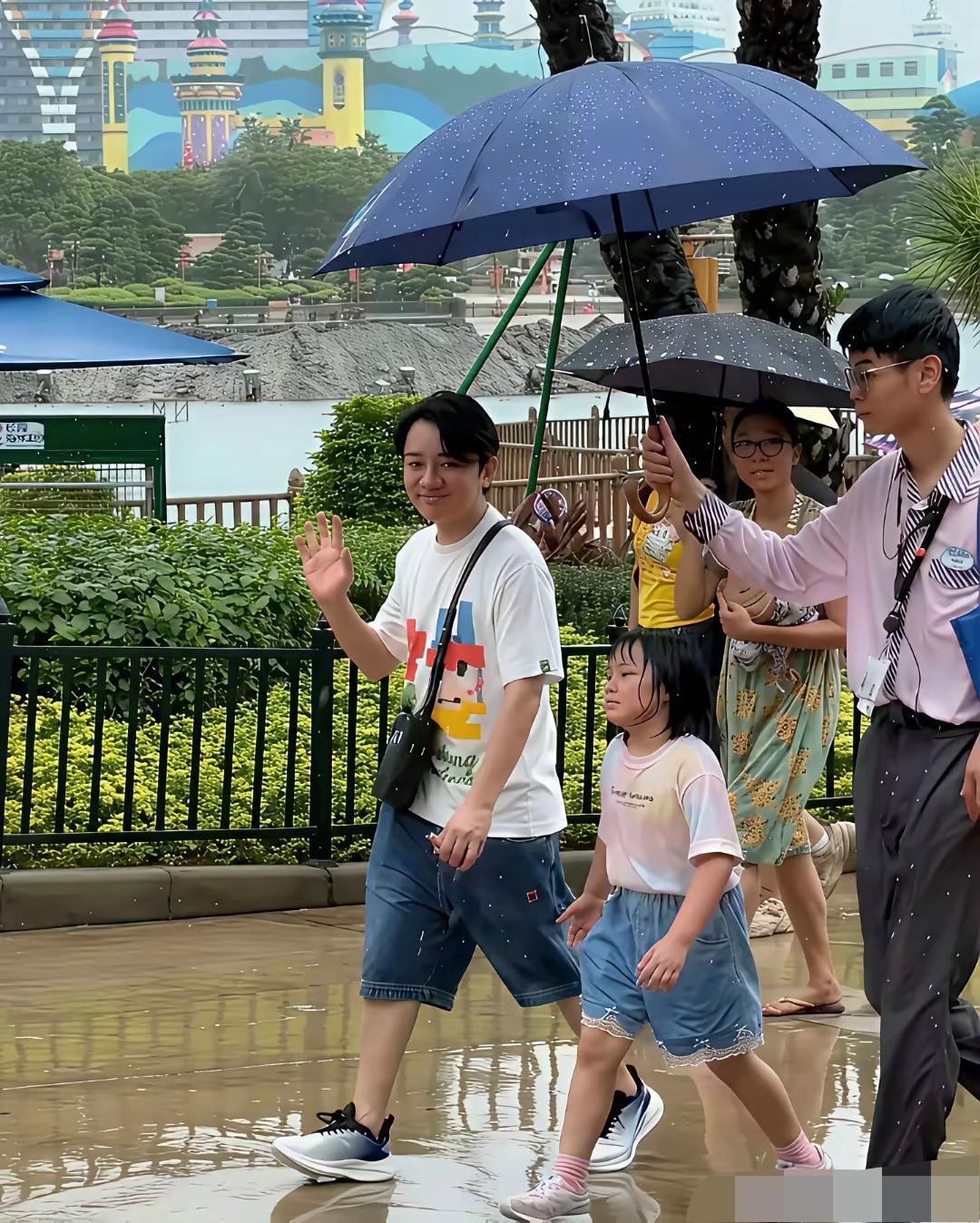 王祖蓝真是带着女儿玩疯了，下雨天女儿这头发都湿了，王祖蓝也是不扫兴的家长，外出还
