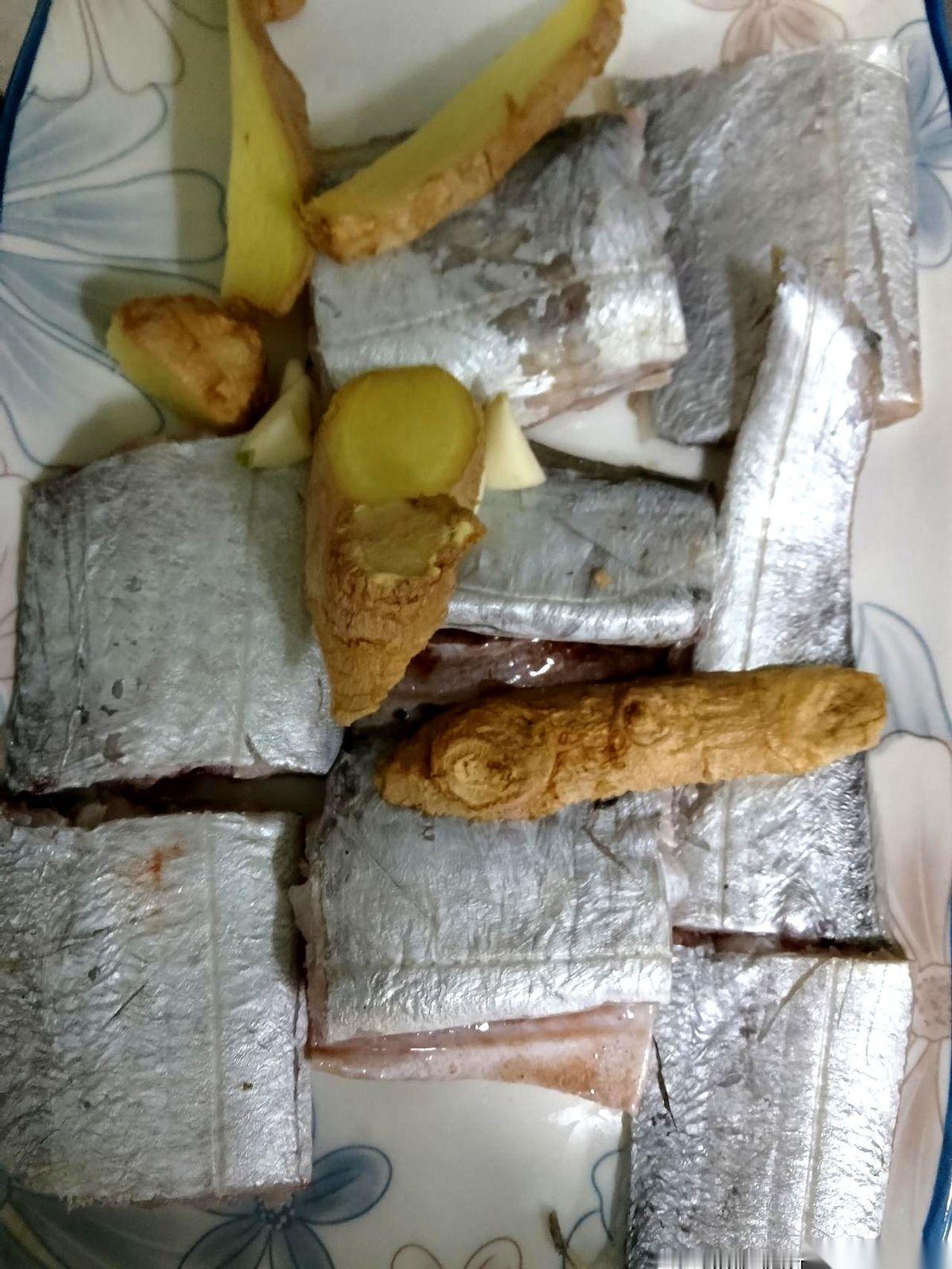 我今天烧带鱼，没去买葱。就从菜摊上顺手拿了两根人家不要的，有点发蔫，老板反正也