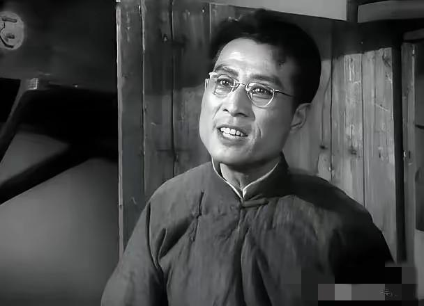 能扛住烙铁烫、辣椒水，连命根子被拧都不吭一声的硬汉，一张纸就彻底垮了——你没看错