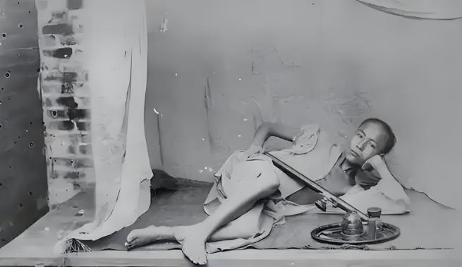 按理说，一个被鸦片掏空身板、被大字不识蒙住眼、被缺粮断炊掐住脖子的国家，没个百八