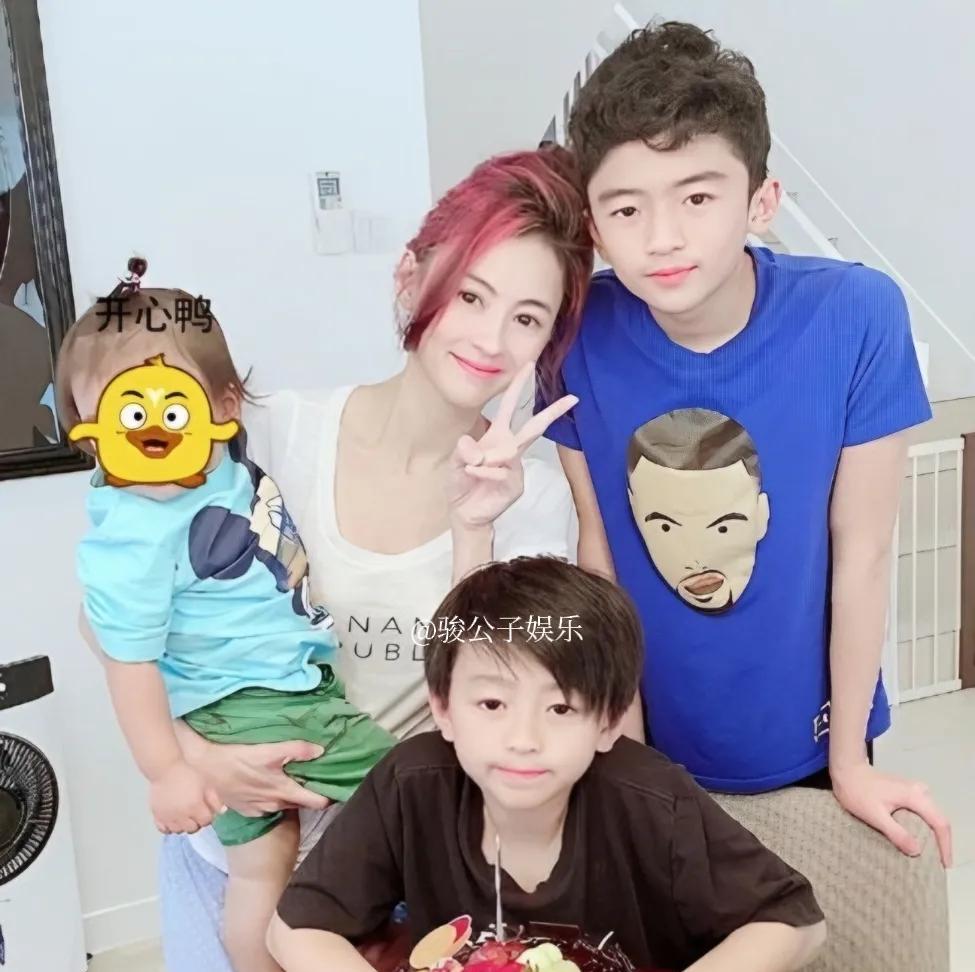 张柏芝曾分享过她三个儿子的不同特点。她提到，大儿子Lucas性格独立，青春期后更