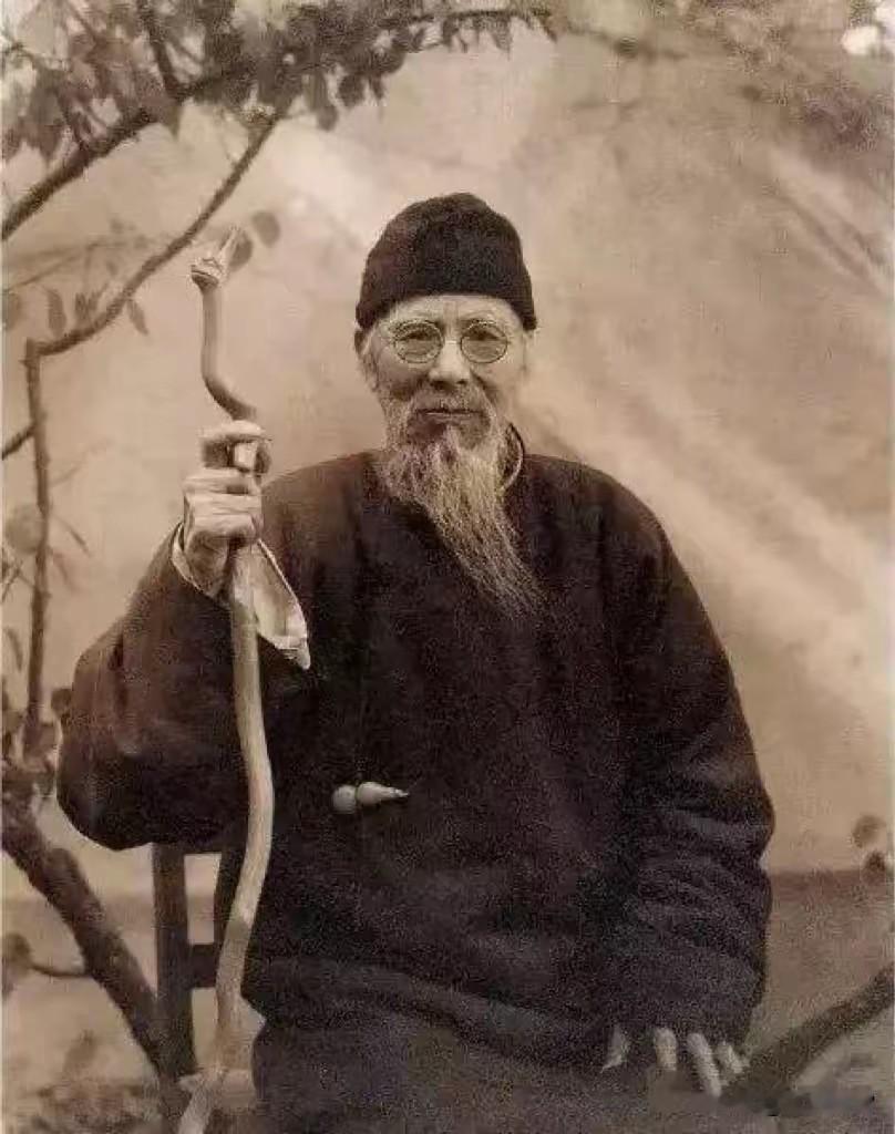 齐白石崇敬的画家有哪几个？有张大千吗？其实，齐白石在他的一首诗里，表达出了他对